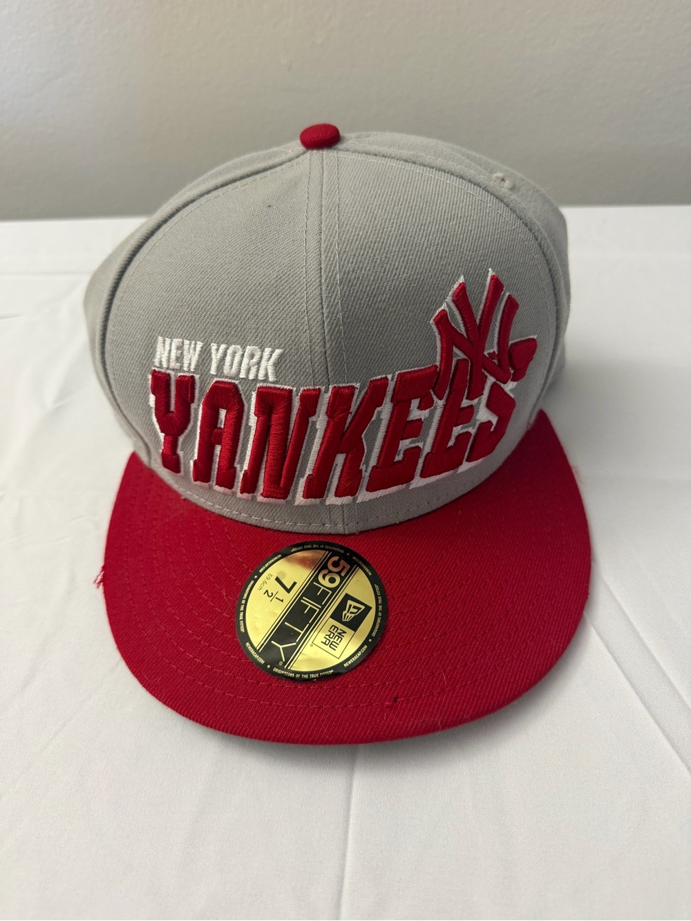 Size 7 1/2 New York Yankees Snapback Hat by New Era - Gray and Red